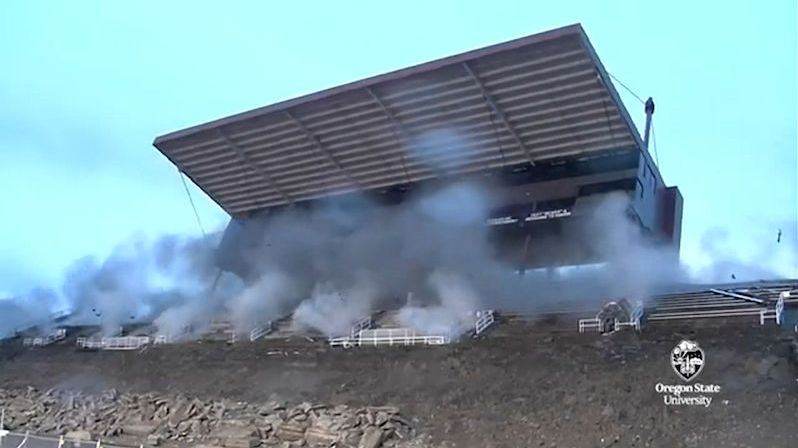 Brilantní práce: Pyrotechnici předvedli perfektní odstřel tribuny stadionu